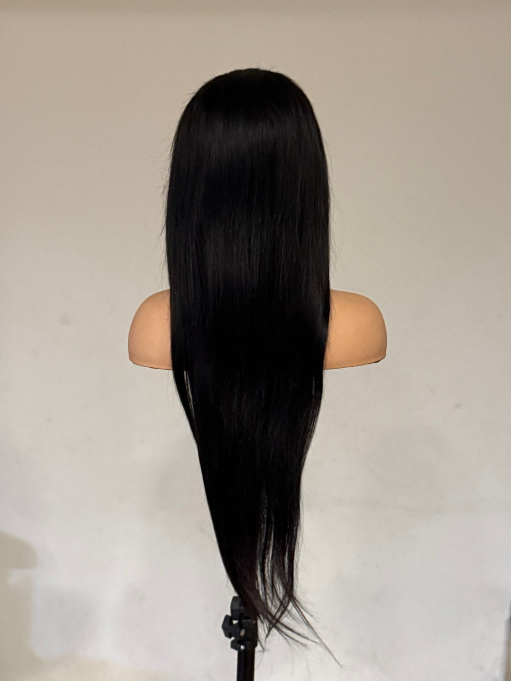 Boss Flow – Brazilian Straight Lace Front Wig (Natural Black)
