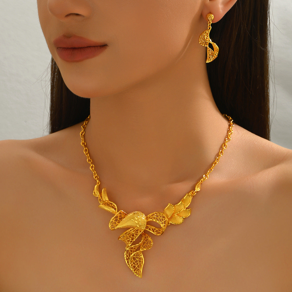 Middle East Hot Sale Cross-border Women Jewelry Set, Twisted Wrinkle Geometric Metal Design, Long Clavicle Chain & Matching Earrings For Ladies