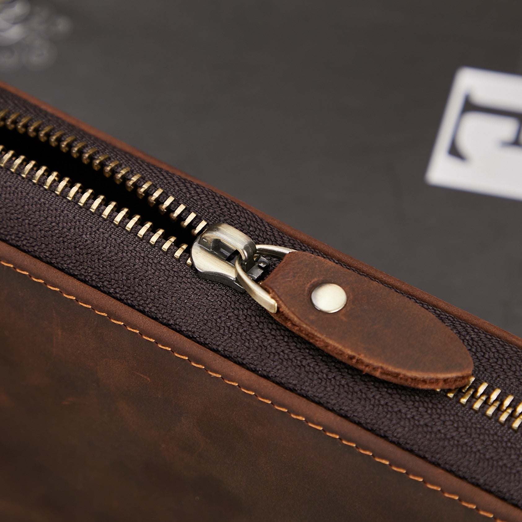 Retro Hand Zipper Men's Leather Wallet
