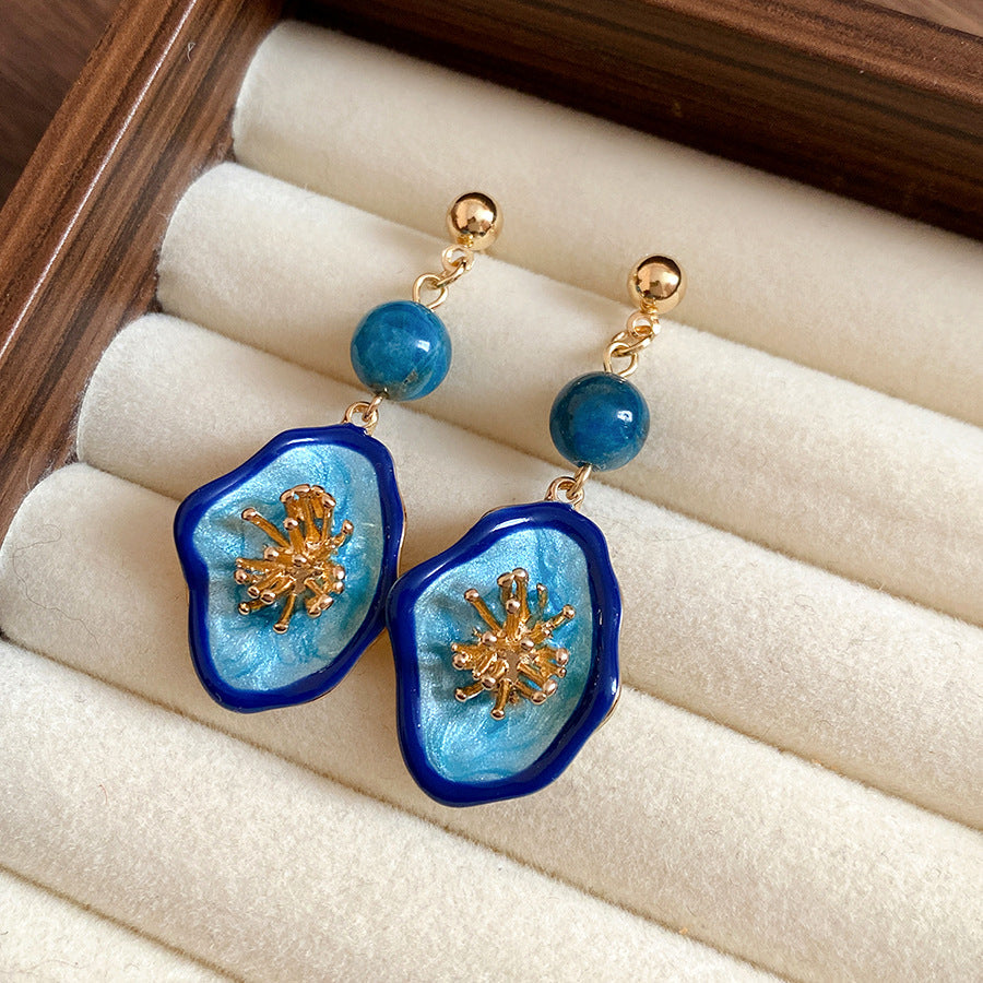 Retro Court-style Stud Earrings Subtly Luxurious And Exuding A Sense Of Sophistication