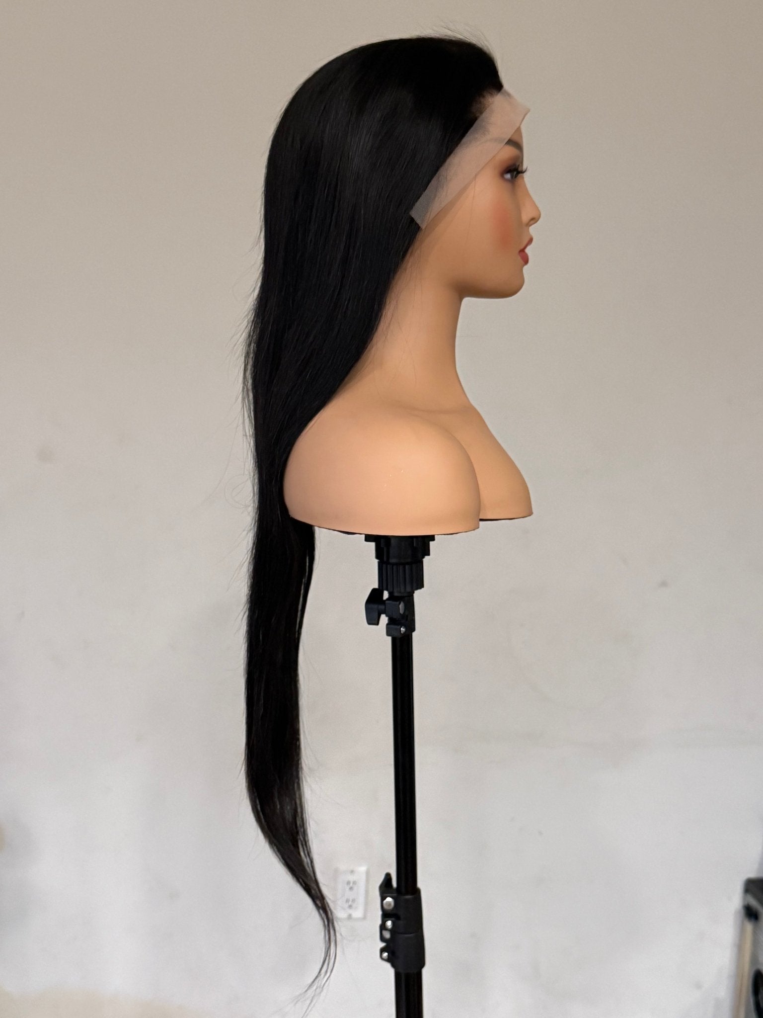 Boss Flow – Brazilian Straight Lace Front Wig (Natural Black)