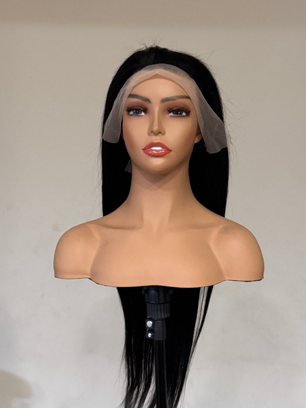 Boss Flow – Brazilian Straight Lace Front Wig (Natural Black)