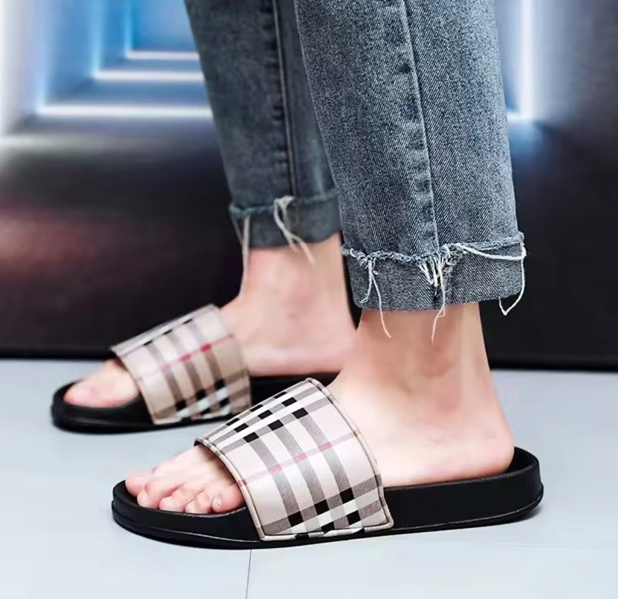 Men’s Lightweight Beach Sandals (Breathable Quick-Dry Slides)