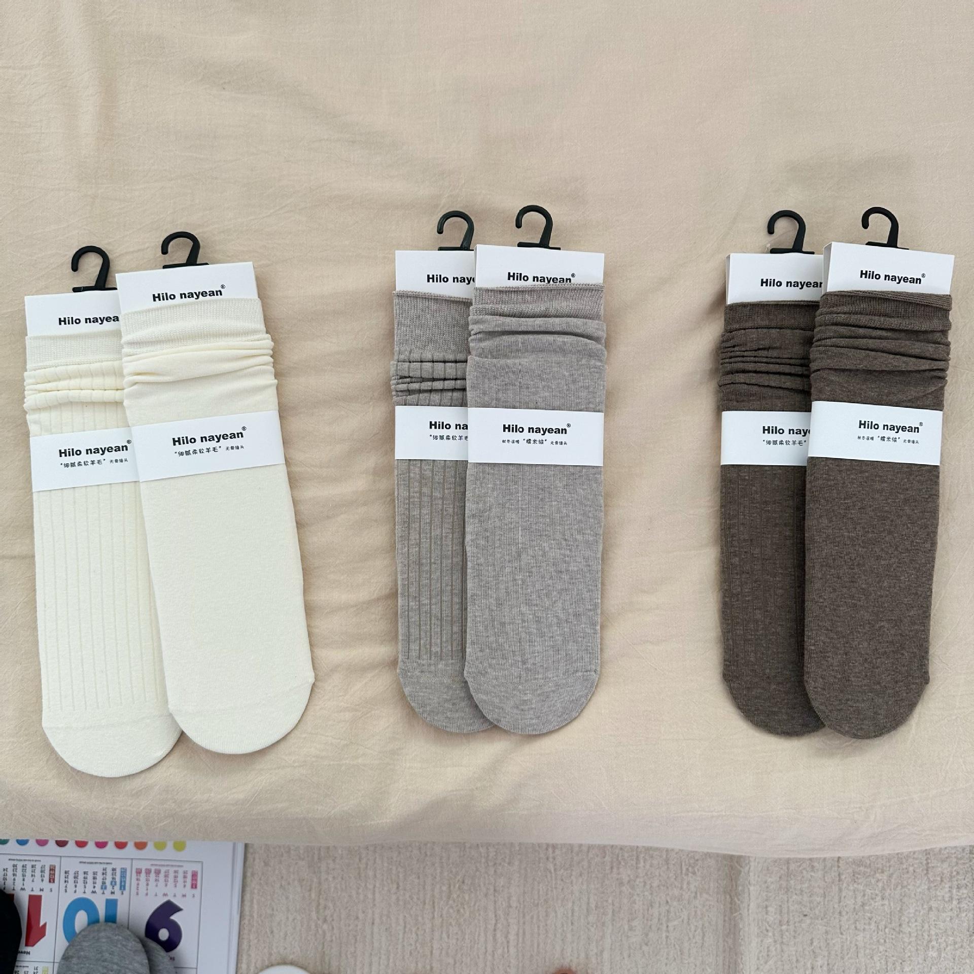 Gentle Vertical Stripe Cream Gray Socks