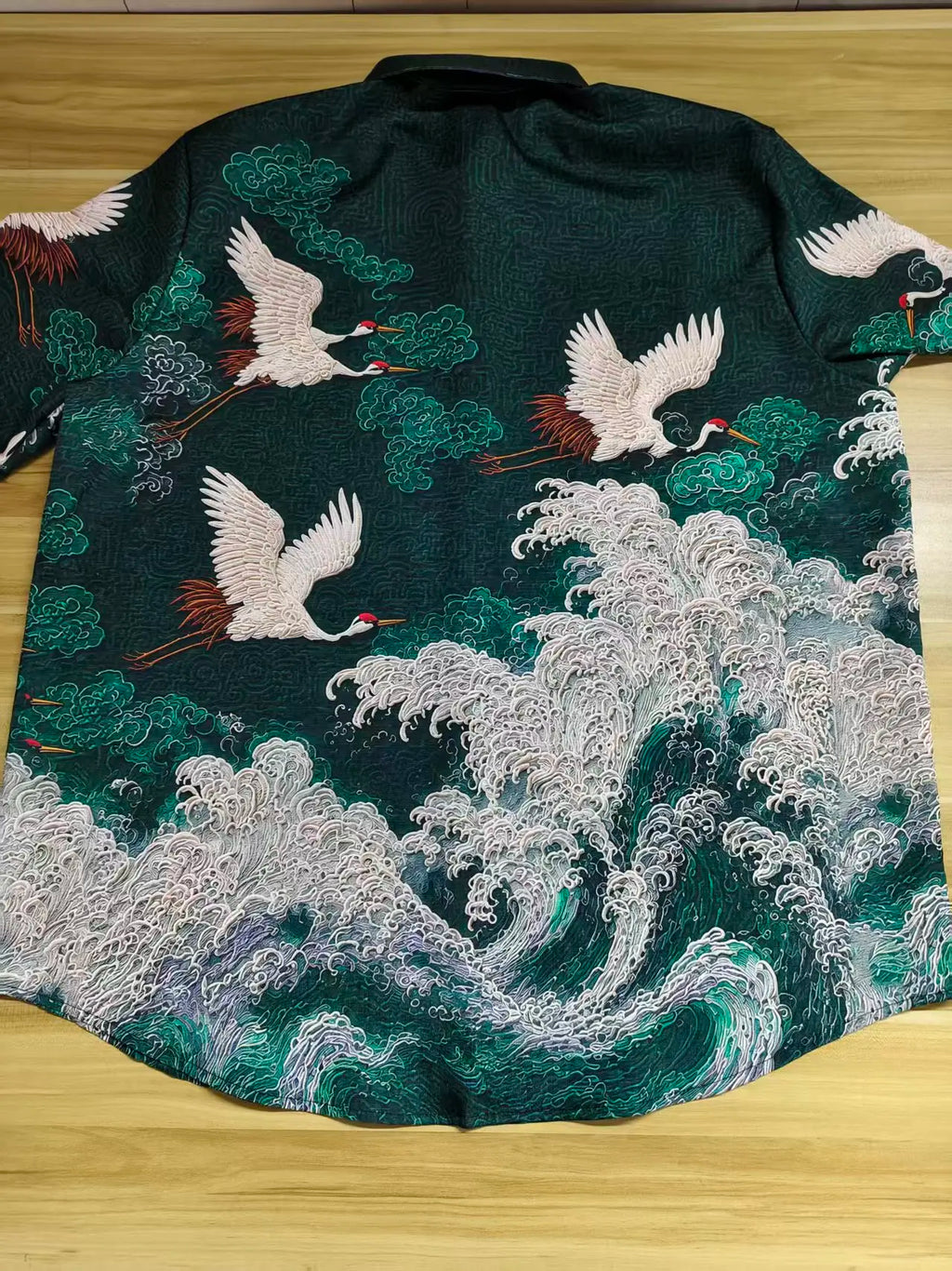 Embossed Flying Crane and Wave Printing Casual Short Sleeved Shirt