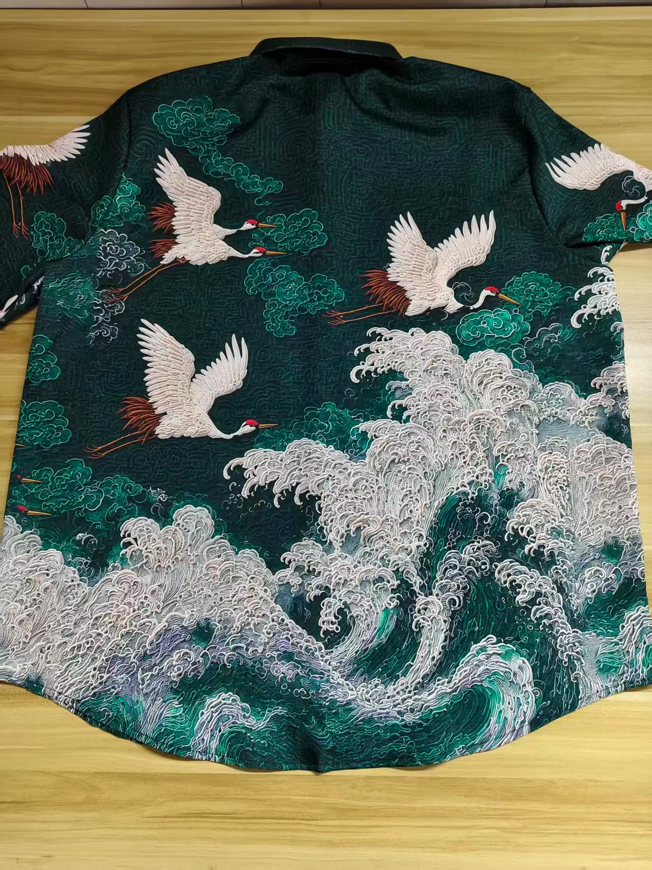 Embossed Flying Crane and Wave Printing Casual Short Sleeved Shirt